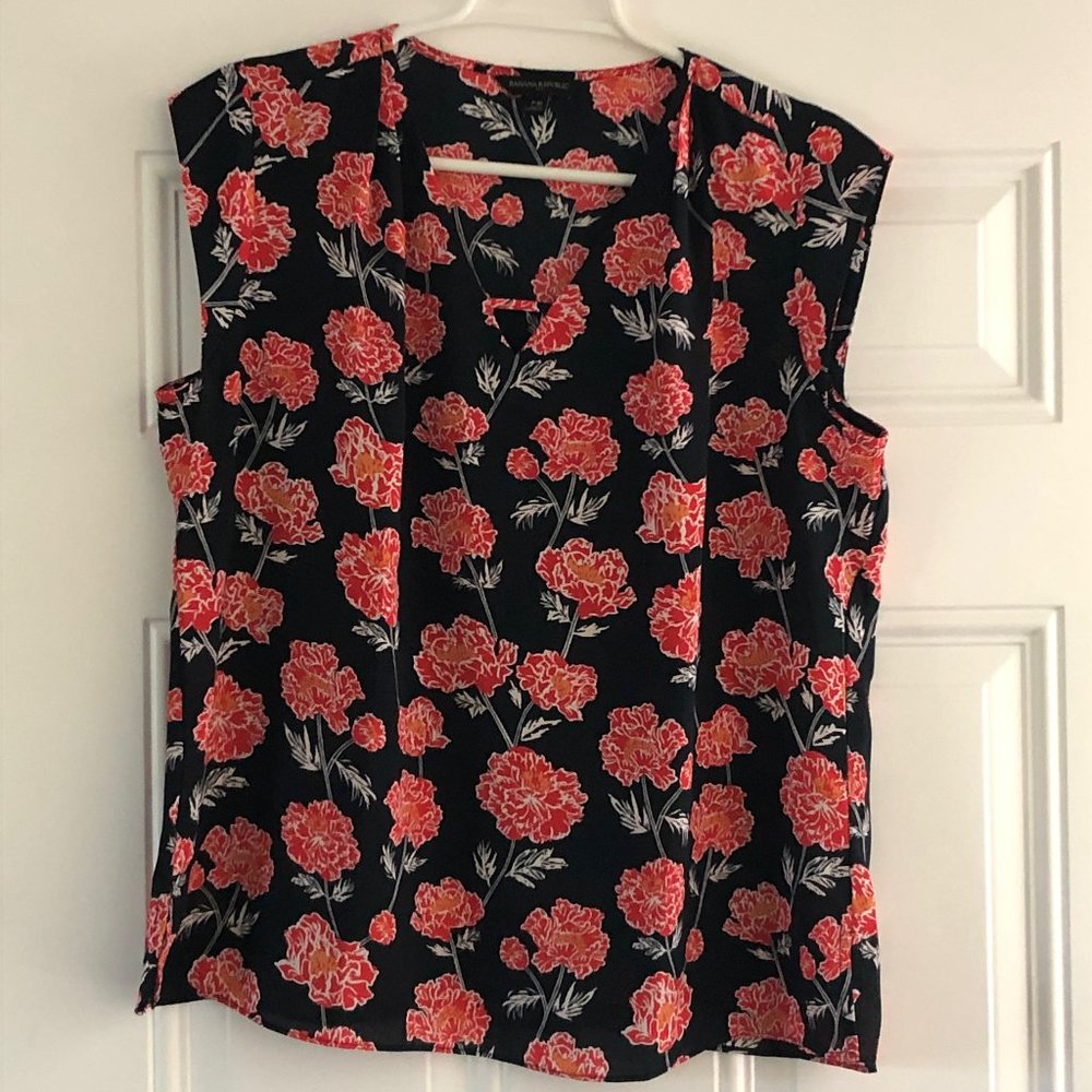 Banana Republic V-Neck Navy Blue Shell with Flowers - Size Medium Petite (MP)